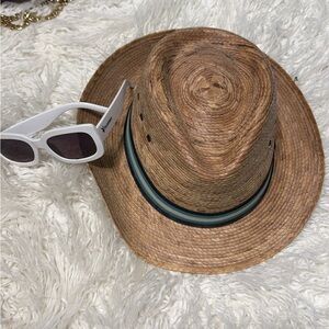 Hermoso sombrero lo puedes usar con el oufit que gustes